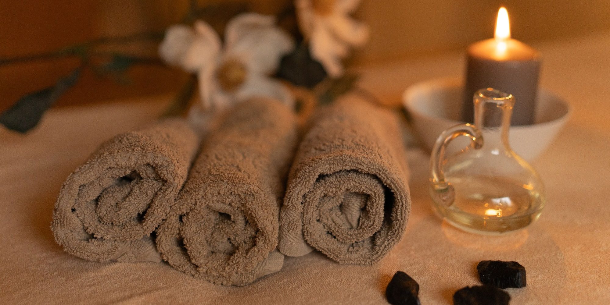 Gemütlicher Massageraum von Klarraum Balance in Wustermark mit hölzerner Massageliege für Wellnessmassagen und Energiearbeit